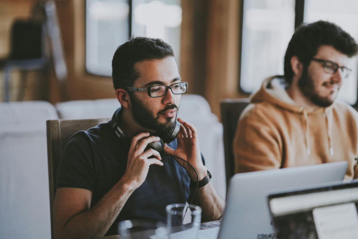 Profissional analisando dados financeiros